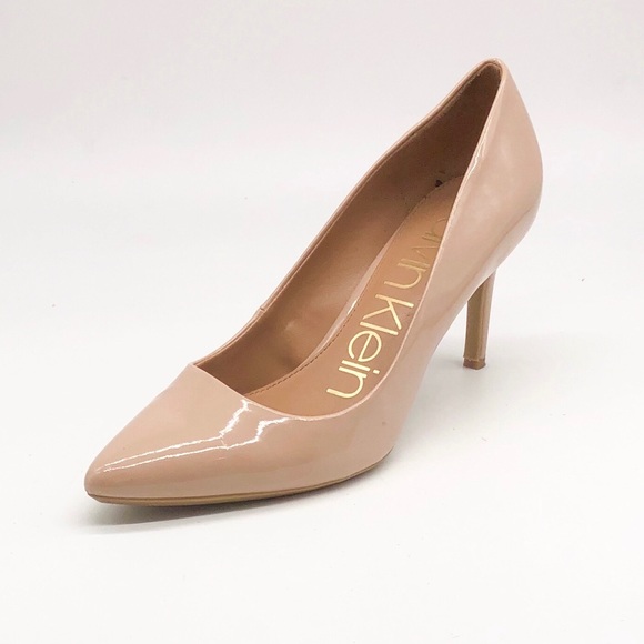 calvin klein kamara patent pump